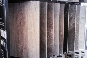 Verschiedene Musterplatten für Boden- und Wandbeläge in Holz-, Stein- und Struktur-Optik in einer Ausstellung.