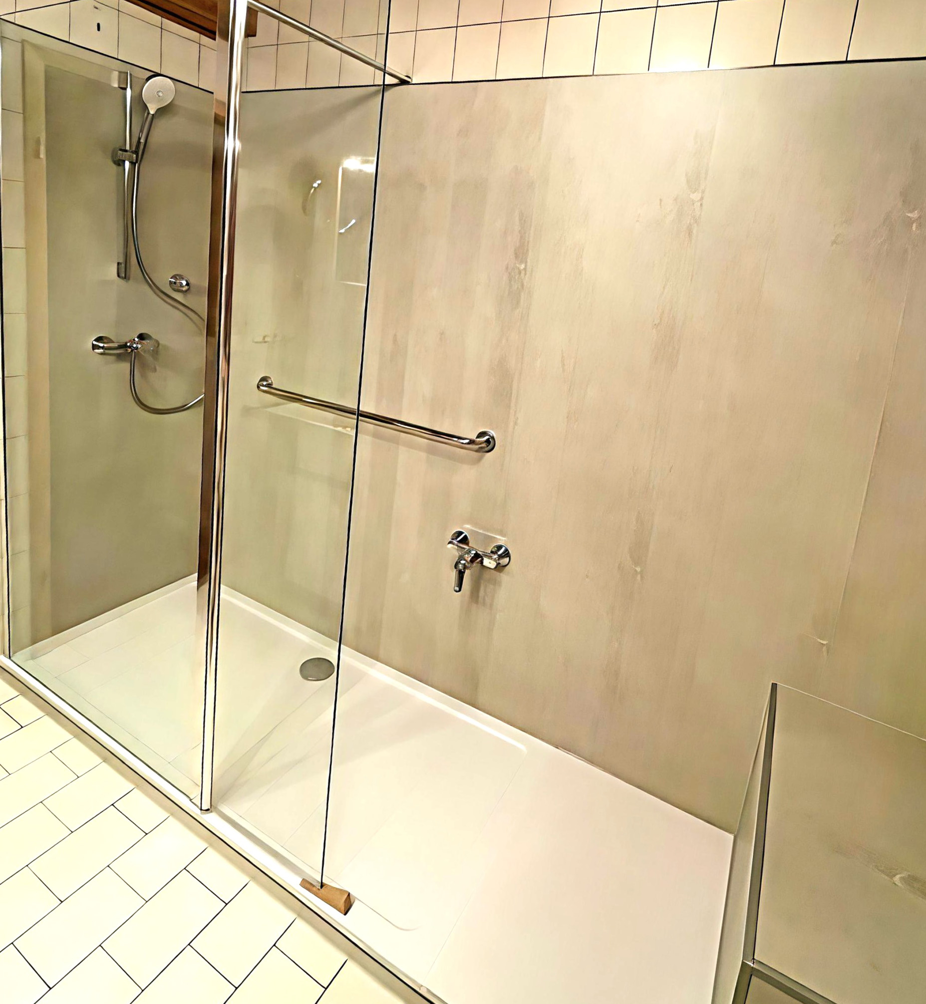 Novadusch barrierefreie Dusche mit Haltegriff, Glaswand und moderner Ausstattung