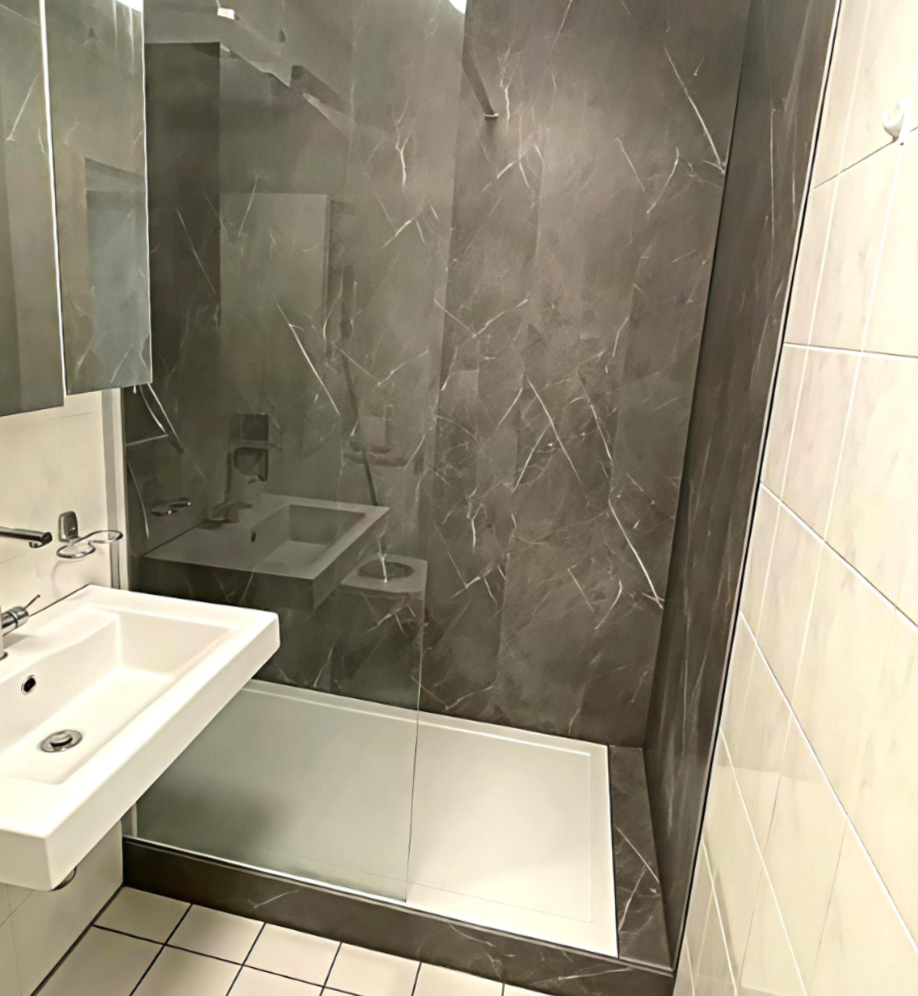 Novadusch Dusche mit Glaswand und moderner Marmoroptik