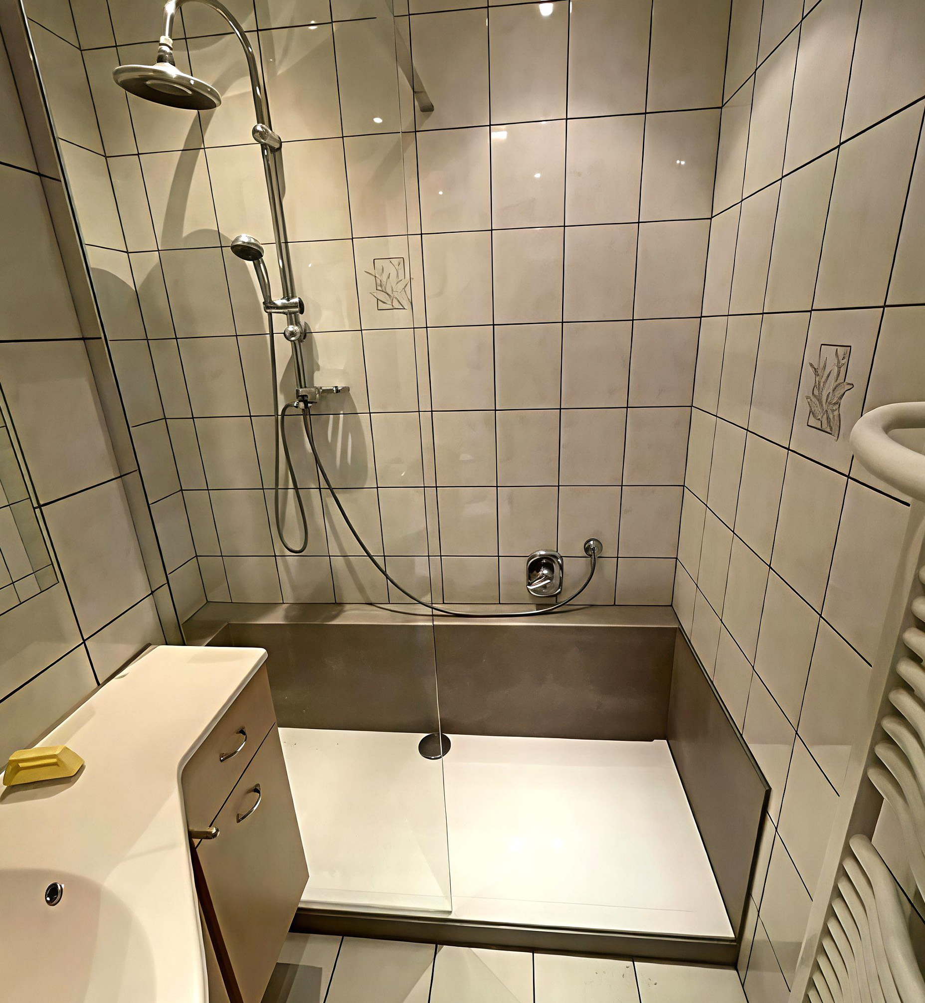 Novadusch Dusche mit Glaswand und klassischer Fliesenverkleidung