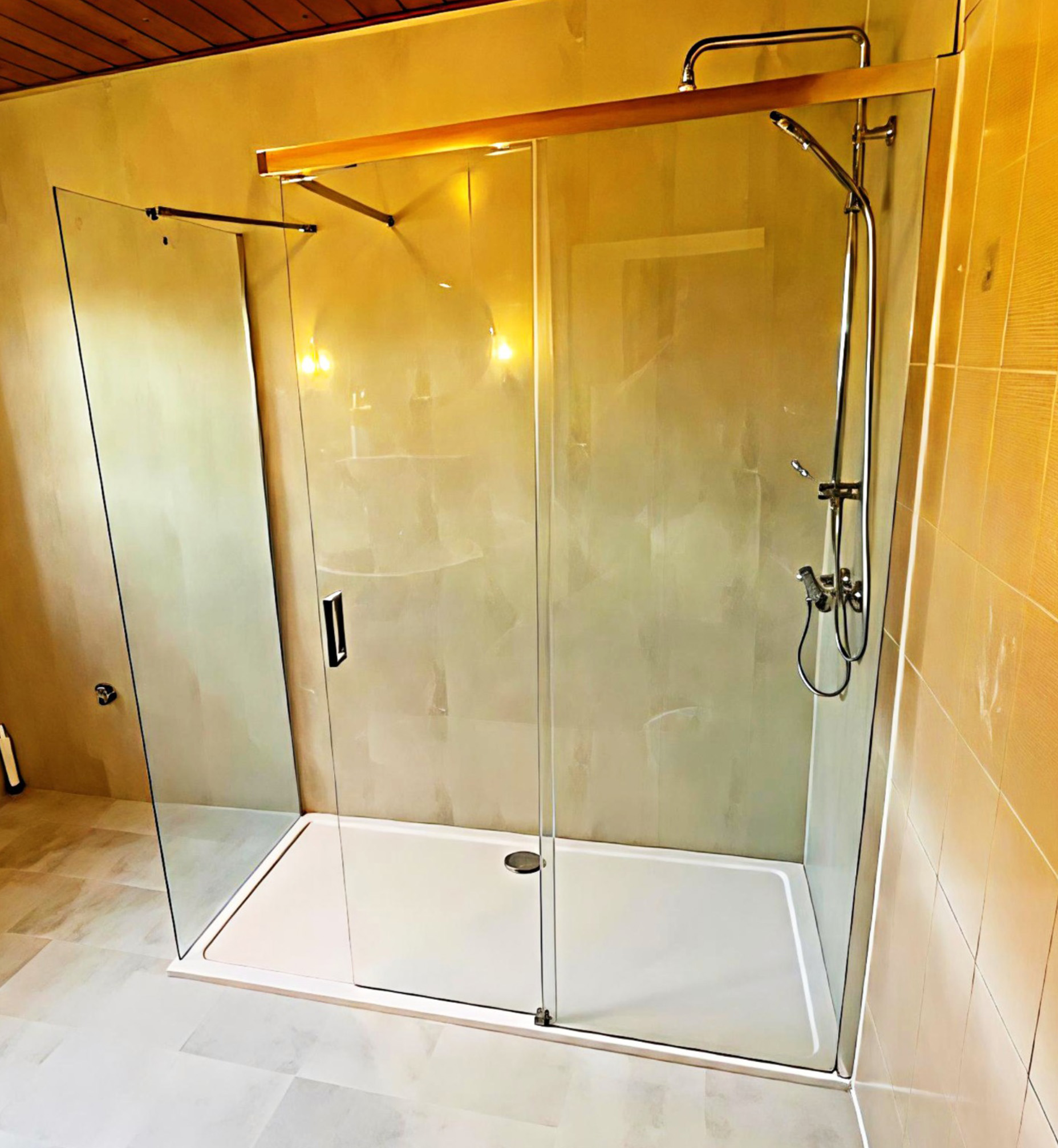 Novadusch Referenz barrierefreie Dusche mit Glasfront, heller Wandgestaltung und eleganter Armatur