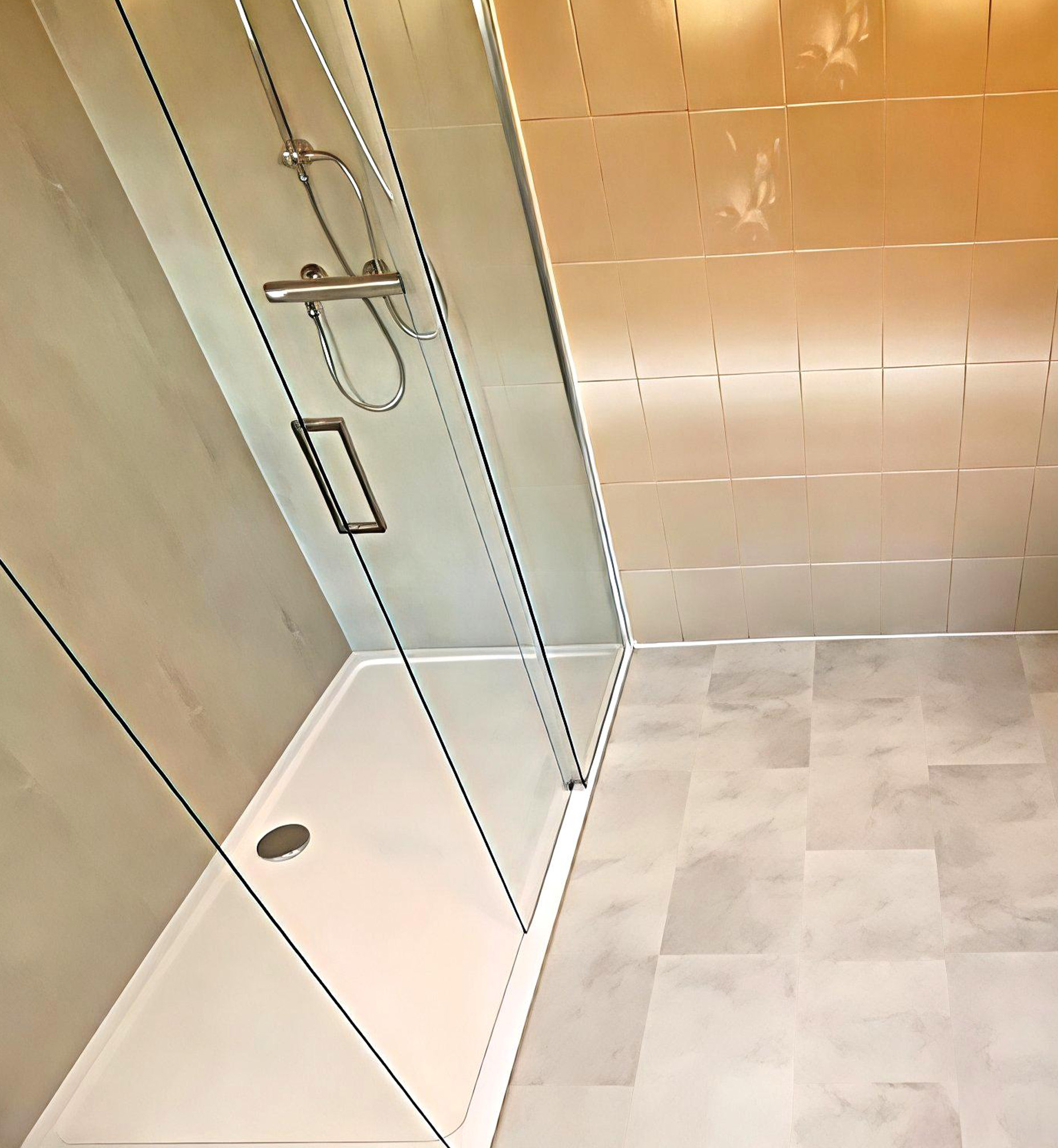 Novadusch Dusche mit Glastür und eleganten Wandfliesen