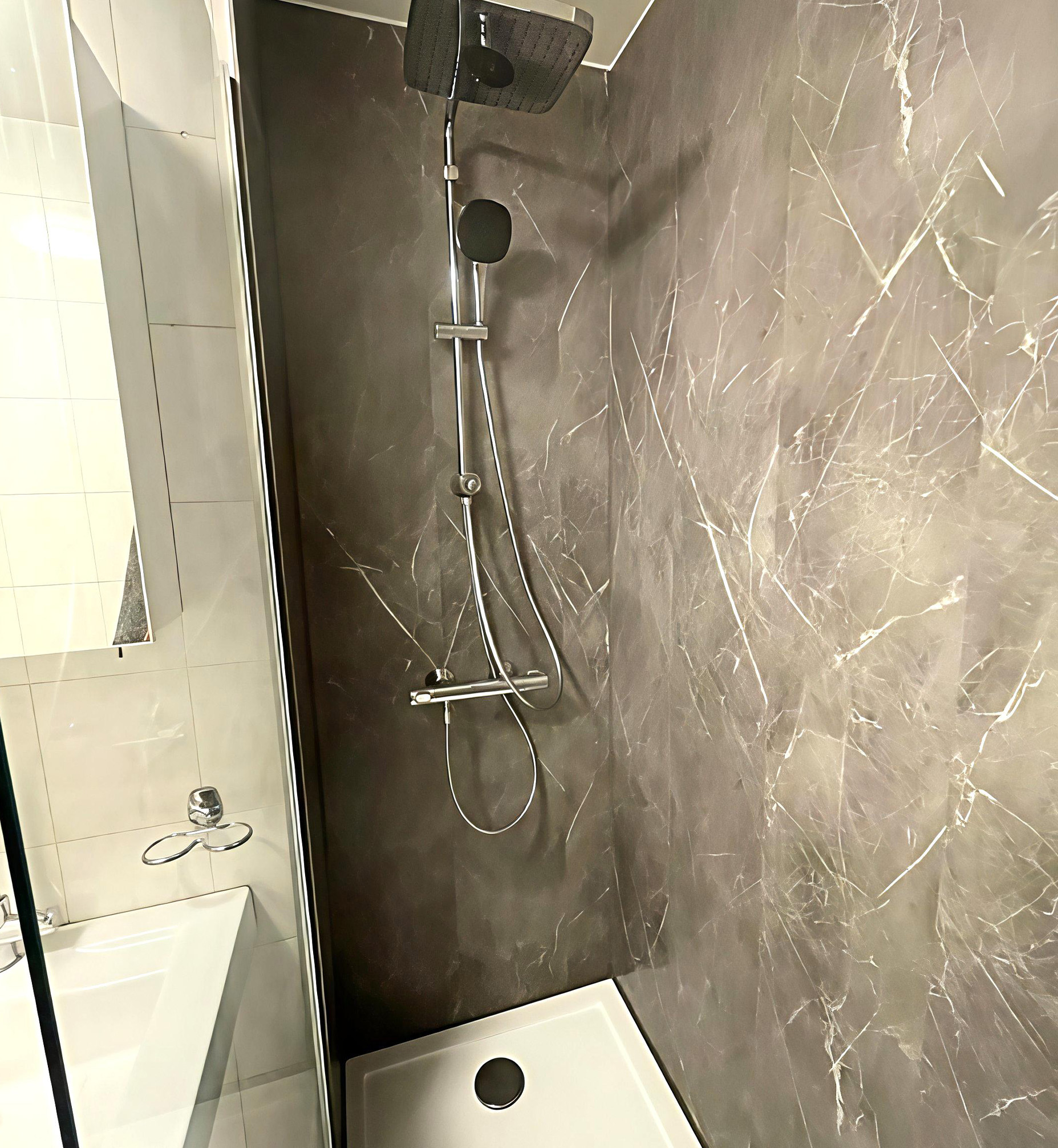 Novadusch Referenz barrierefreie Dusche mit Regendusche und eleganter Wandverkleidung in Marmoroptik