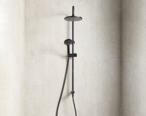 Moderne schwarze Regendusche mit passender Handbrause an heller Badezimmerwand.