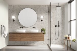 Helles, modernes Badezimmer mit Holzwaschtisch, zwei weißen Aufsatzwaschbecken, großem runden Spiegel und offener Regendusche mit schwarzer Armatur.
