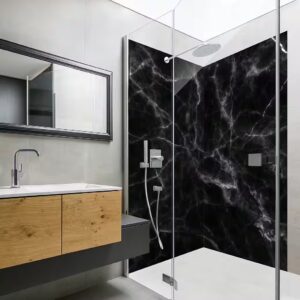 Moderne Dusche mit schwarzen Marmorwänden, Glasabtrennung und Regenduschkopf.